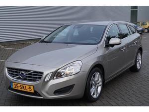 Volvo V60 T4 MOMENTUM POWERSHIFT BLIS