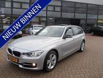 BMW 3-serie Touring 320D AUTOMAAT 184 PK SPORT LINE PANORAMADAK NAVIGATIE TREKHAAK SPORTSTOELEN HEAD UP DISPLAY