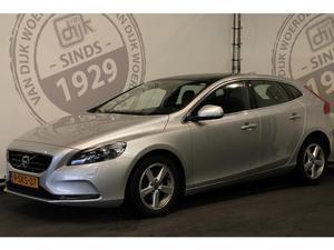 Volvo V40 1.6 D2 MOMENTUM XENON LEDER PANODAK