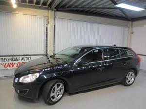 Volvo V60 2.0T Momentum 17` Navigatie Trekhaak Climate Cruise Bluetooth PDC v a