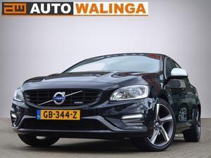 Volvo V60 1.6 T3 150 PK AUTOMAAT R-DESIGN, NL Auto, Slechts 28.493 KM, Nieuwstaat, Trekhaak, Zwarte Hemel, 18
