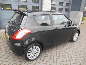 Suzuki Swift 1.2 Exclusive EASSS  climate control - stoelverwarming - cruise control - lichtmetalen velgen