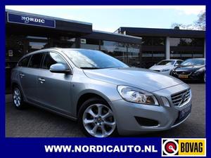 Volvo V60 1.6 T3 OCEAN RACE LEDER SCHUIFDAK NAVIGATIE 17 INCH AFN. TREKHAAK DVD ACHTERIN